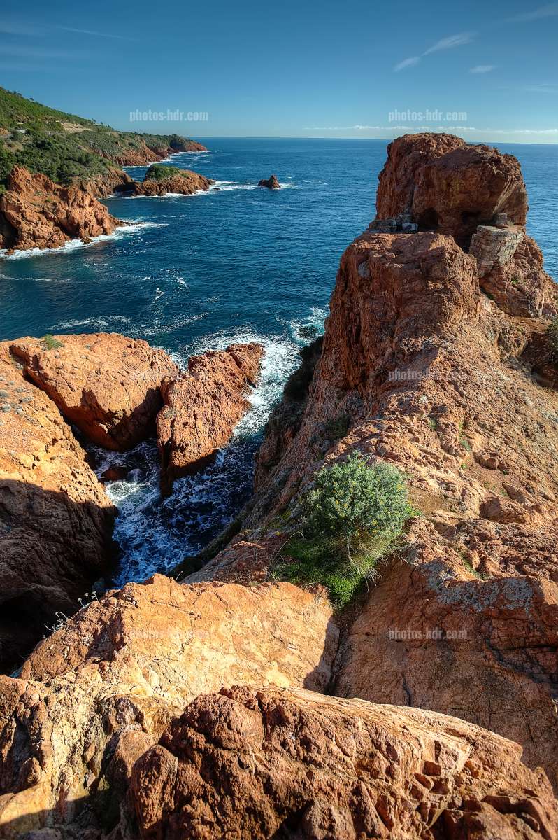 En passant par la corniche d'or entre Saint-Raphael et Mandelieu : les falaises du Trayas.
Pic:<a href="/scangsx/">Jean-Jacques Giordan</a>
#visitcotedazur #cotedazurfrance #mer #var #tourisme #jeudiphoto #esterel #paysage #photographie