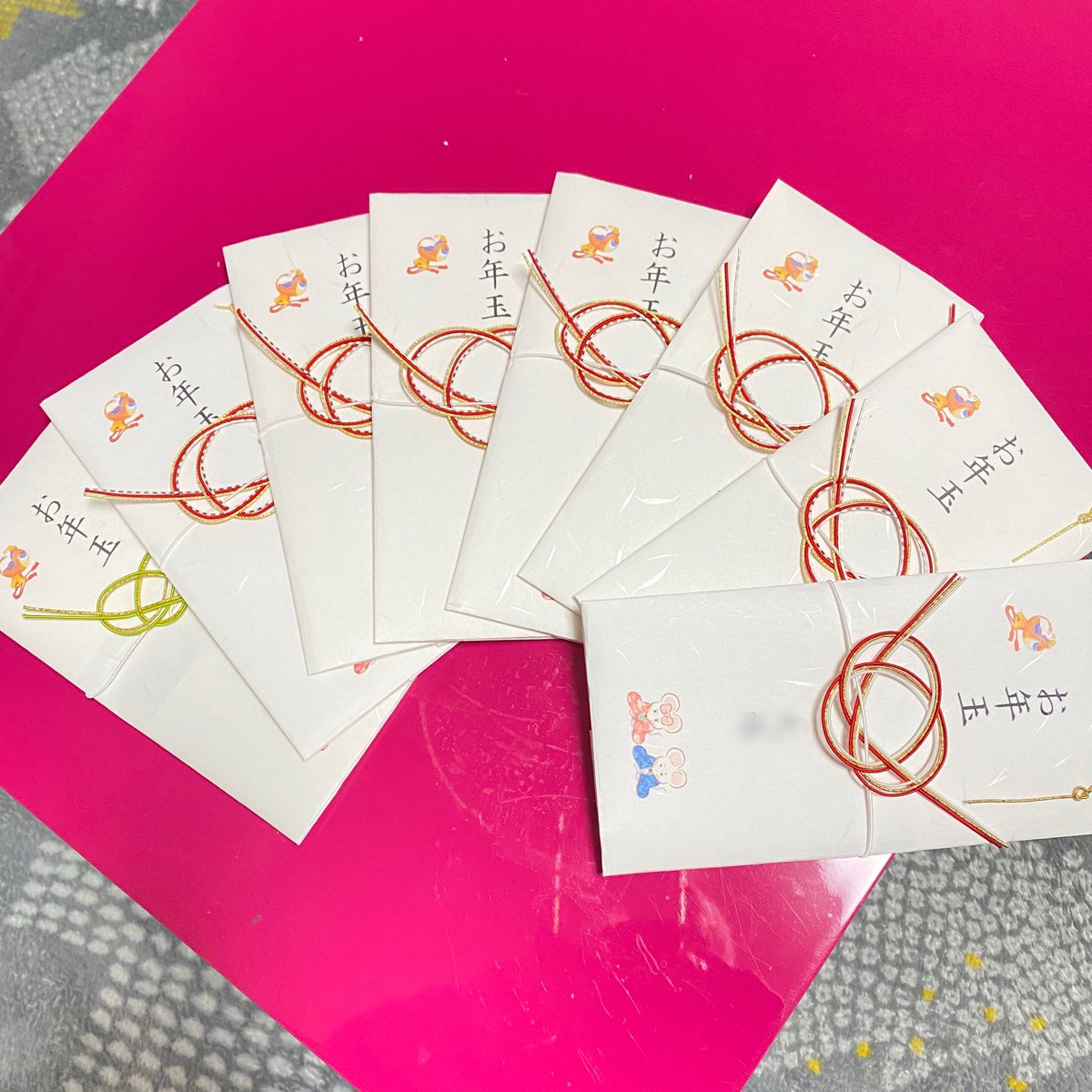ootukamacyan's tweet photo. 今日はお正月の準備、お年玉袋の作成に悪戦苦闘、朝一で水引きを用意して、八袋遂に完成しました。# パソコムプラザ # お年玉袋 https://t.co/QaGeaBEsWp