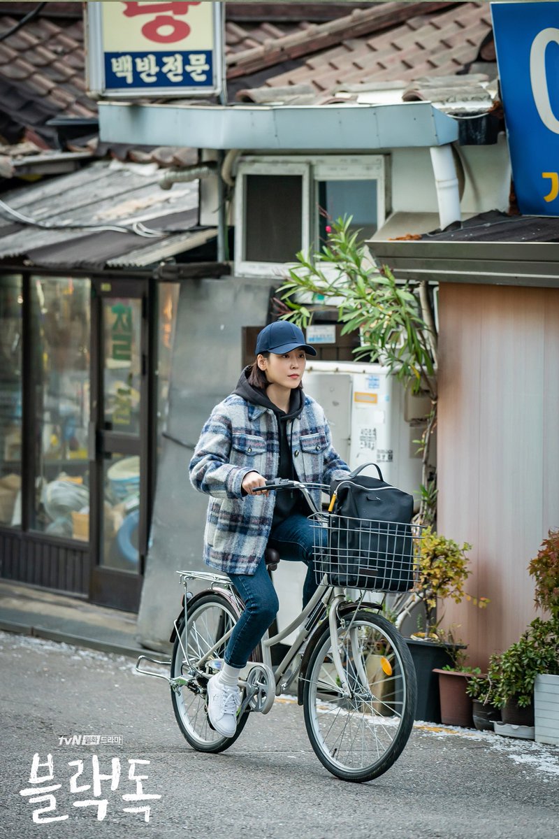 Опубликованы новые стиллы дорамы «Чёрный пёс»