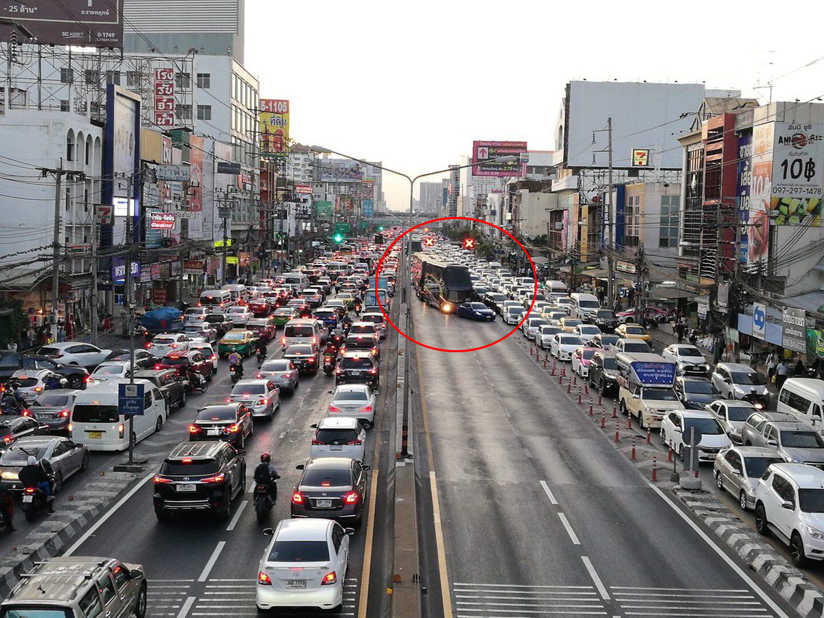 js100radio's tweet photo. ส่วนหนึ่งของการสร้างความเดือดร้อนให้ส่วนรวม...  

เหตุเกิดเมื่อวานนี้ (18 ธ.ค.62) เวลา 17.50น. บน ถ.งามวงศ์วาน ขาออก มุ่งหน้าแยกแคราย หน้าเดอะมอลล์ งามวงศ์วาน 

ภาพจาก: Katinan Pharin https://t.co/u7W4HzBl3T
