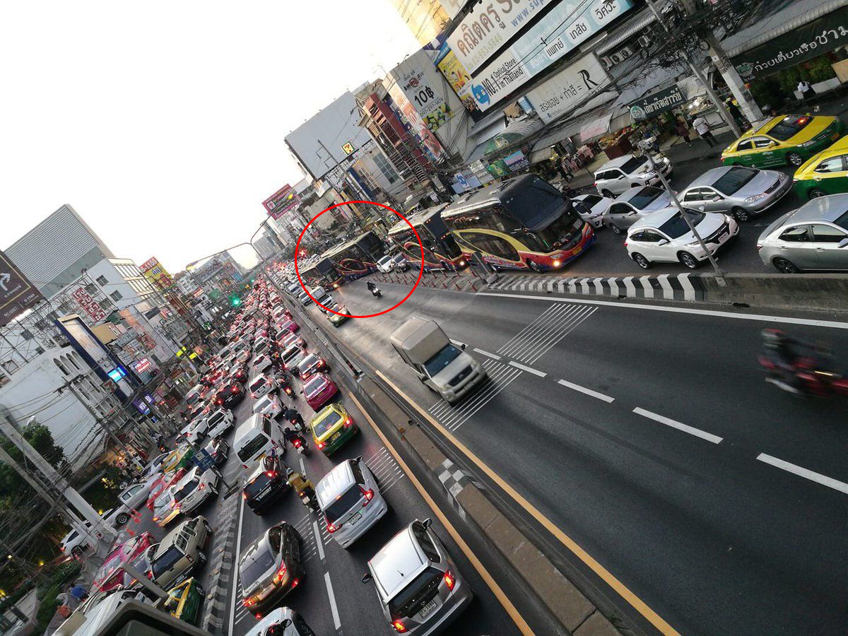 js100radio's tweet photo. ส่วนหนึ่งของการสร้างความเดือดร้อนให้ส่วนรวม...  

เหตุเกิดเมื่อวานนี้ (18 ธ.ค.62) เวลา 17.50น. บน ถ.งามวงศ์วาน ขาออก มุ่งหน้าแยกแคราย หน้าเดอะมอลล์ งามวงศ์วาน 

ภาพจาก: Katinan Pharin https://t.co/u7W4HzBl3T