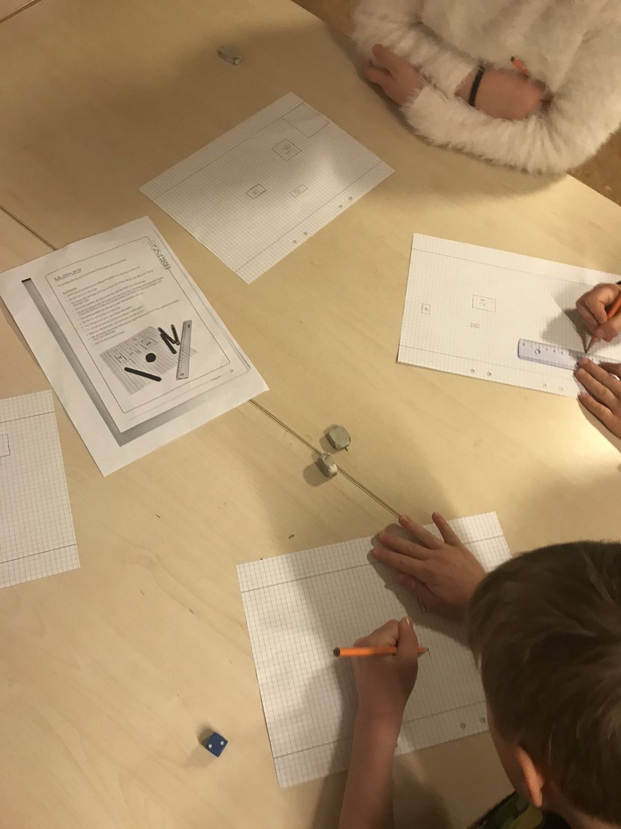 EriksbergSkol's tweet photo. Idag lär årskurs 3 oss i årskurs 2 olika mattespel. #vilärtillsammans #solskol #älskamatematik https://t.co/7sHvjDwcUx