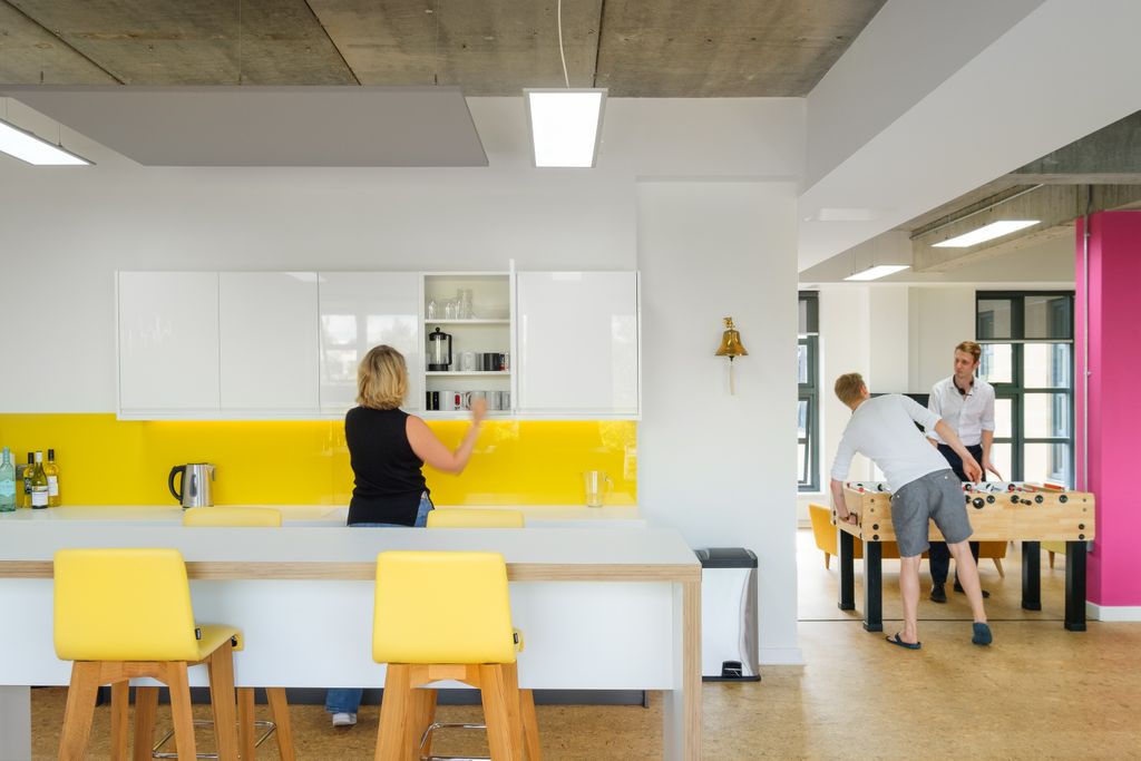 Witan_Studios's tweet photo. Our modern & light-filled studio spaces are a joy to work in and come fully furnished with large desks and ergonomic chairs, breaking away from typical office space to inspire staff 💡 #letready #justaddpeople #yourspaceyourway #wiredforwork #officedesign https://t.co/4qOlZehMAa