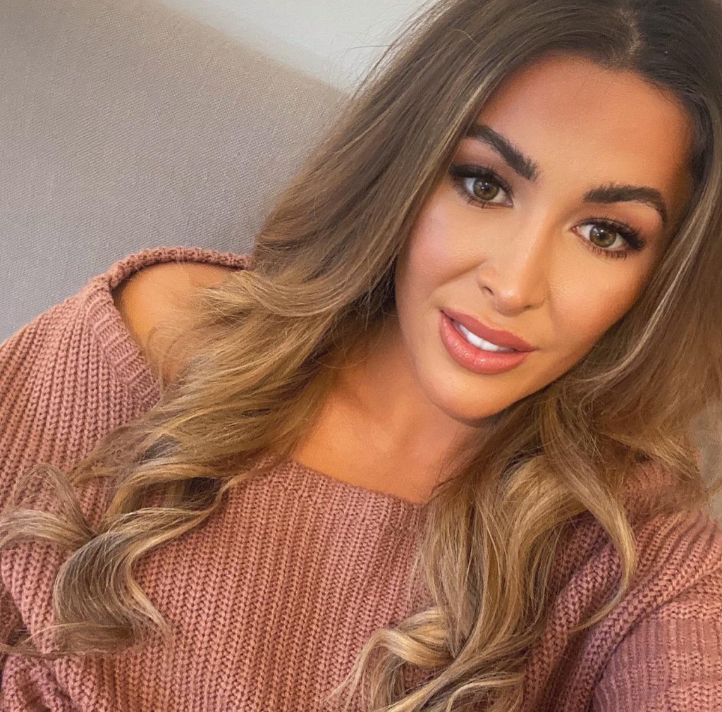 JadeAmyWillis's tweet photo. A little December glam moment brought to you by me💘💄💋on this mega babe| 🤍PRODUCT BREAKDOWN🤍over on my insta, feat. newly discovered emoji’s I found and wanted to share after my update this morning.💁🏻‍♀️ https://t.co/m7T5L2r65Z