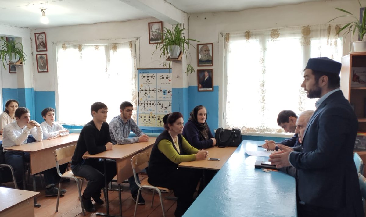 s_stalsk's tweet photo. Имам Сулейман-Стальского района Гасан Амаханов посетил село Куркент. Здесь богослов встретился с старшеклассниками местной СОШ №2. Темой встречи была: "Важность хороших  взаимоотношения между людьми". Также на встрече присутствовал директор школы Эсирулах Абдулазизов. https://t.co/4WGSckNIXU