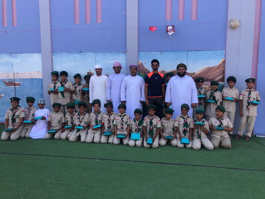 صورة تذكارية لجماعة الكشافة مع مجموعة من الاداريين والمعلمين بالمدرسة 🌹