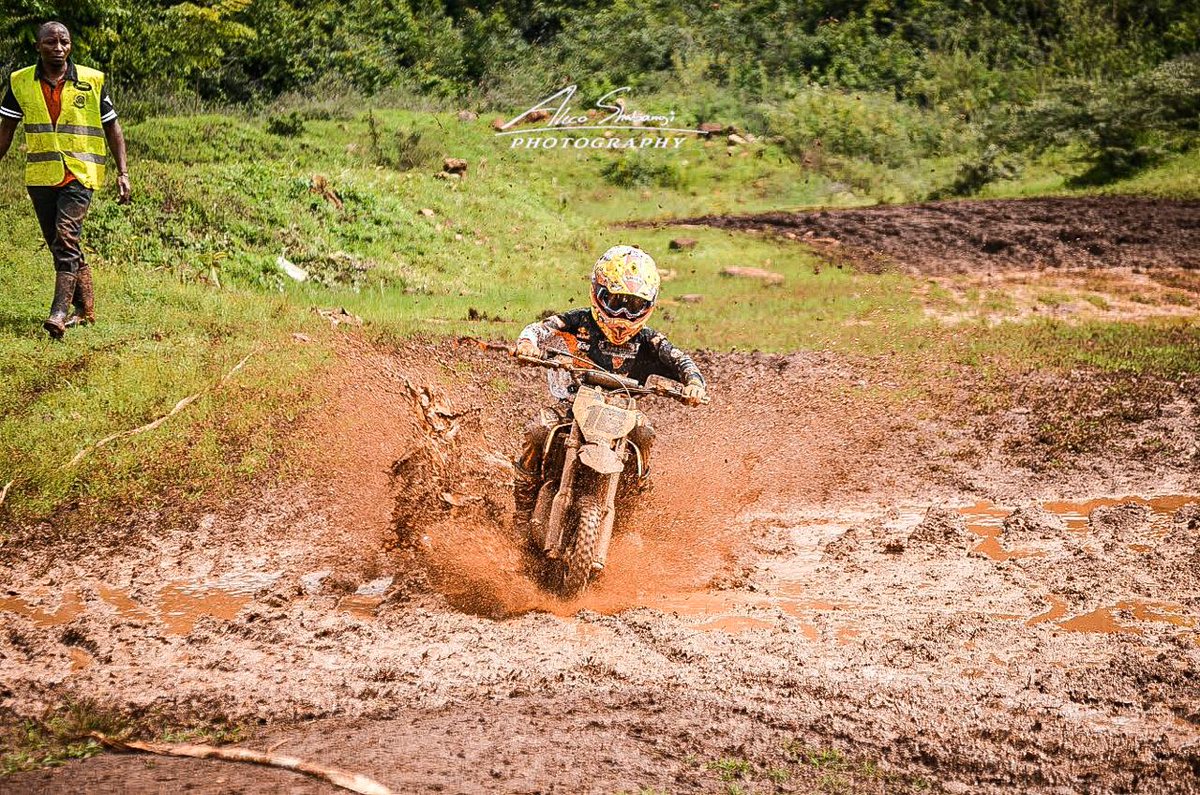 EAMSClub's tweet photo. An average person eats about 0.45 kg in an year, we do that in the first 2 laps 🤷🏽‍♀🤷🏽‍♀ #KTM #Motorcross #FimAfrica #KenyaVsuganda https://t.co/ba8hKGo1Uw