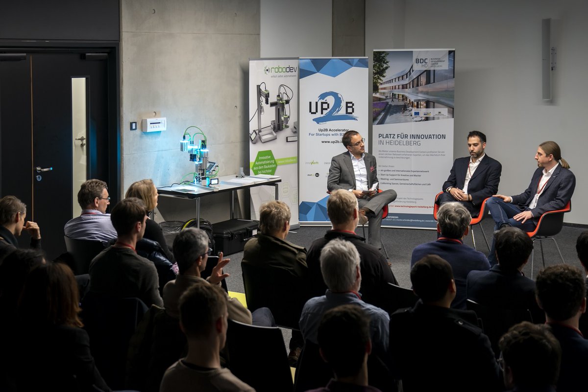 TPHeidelberg's tweet image. 3rd #ZukunftsBar: Cheers to Robots 🥂 

Thanks to Dr. Andreas Bihlmaier (@roboticdevices) &amp;amp; Prof. @lorenzo_masia (ZITI) for the interesting insights in two very different, but complementary fields of research in the area of #Robotics. 

#science &amp;amp; #economy
#Robots #future