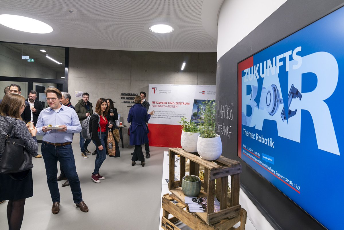 TPHeidelberg's tweet image. 3rd #ZukunftsBar: Cheers to Robots 🥂 

Thanks to Dr. Andreas Bihlmaier (@roboticdevices) &amp;amp; Prof. @lorenzo_masia (ZITI) for the interesting insights in two very different, but complementary fields of research in the area of #Robotics. 

#science &amp;amp; #economy
#Robots #future