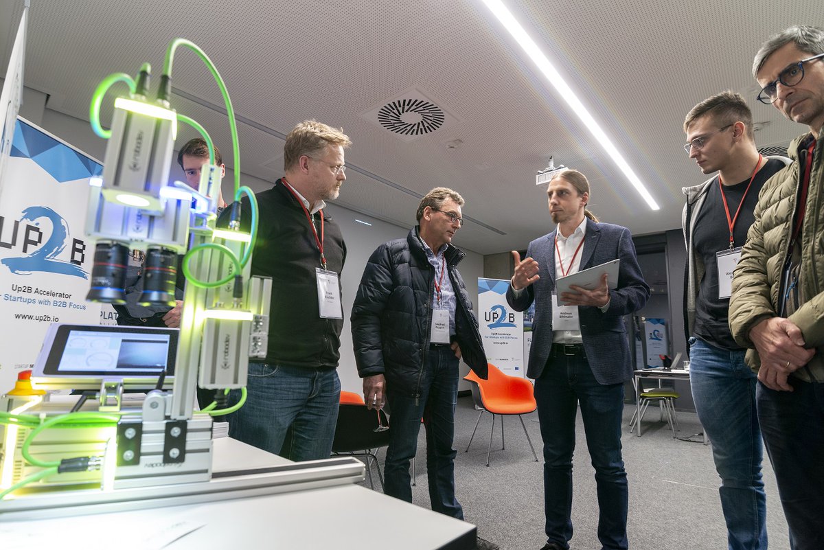 TPHeidelberg's tweet image. 3rd #ZukunftsBar: Cheers to Robots 🥂 

Thanks to Dr. Andreas Bihlmaier (@roboticdevices) &amp;amp; Prof. @lorenzo_masia (ZITI) for the interesting insights in two very different, but complementary fields of research in the area of #Robotics. 

#science &amp;amp; #economy
#Robots #future