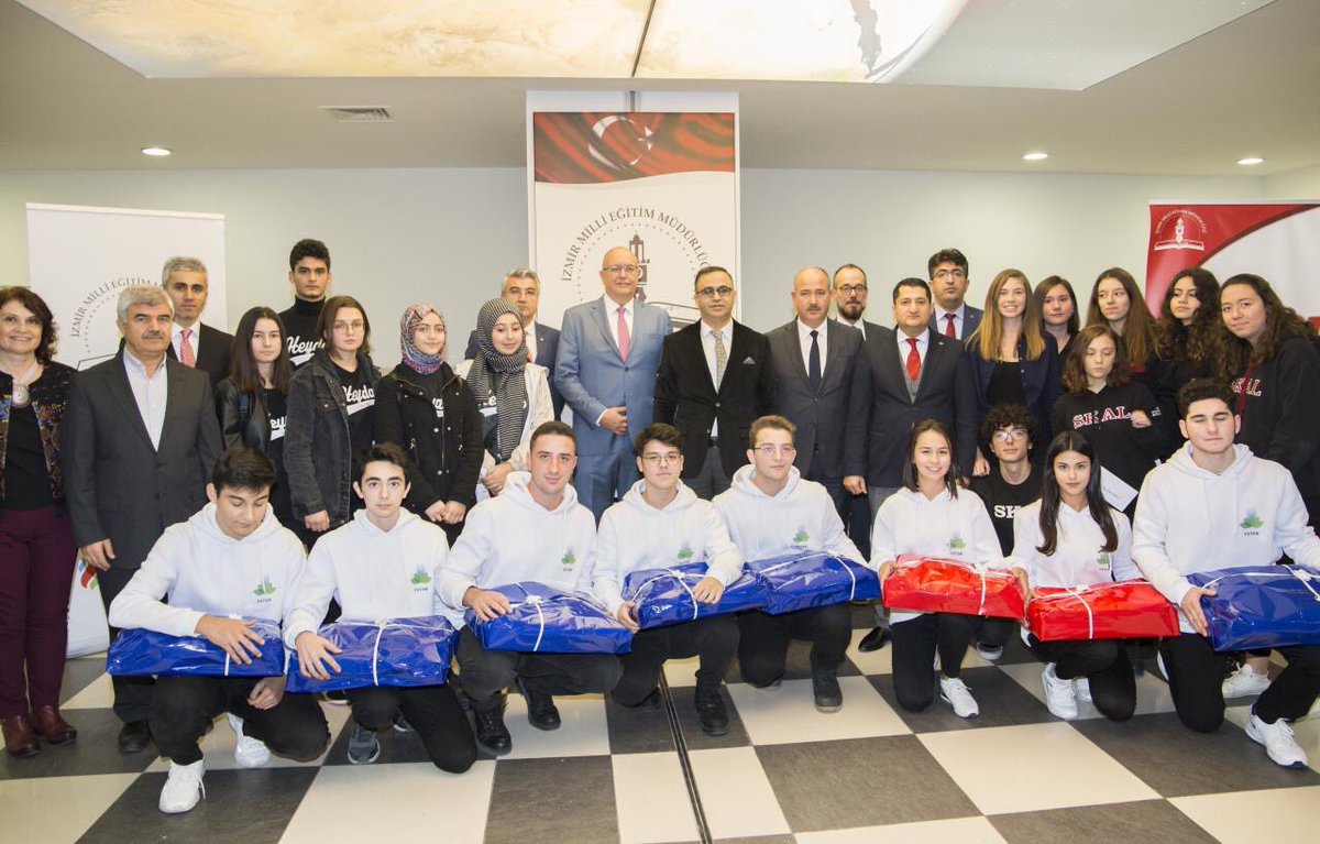 İzmir İl Milli Eğitim Müdürlüğü işbirliğiyle hayata geçirdiğimiz inovatif düşünme ve girişimcilik projesi #DersimizGirişimcilik’te kazanan ekipler, dün gerçekleşen törenle ödüllerini aldılar. Birbirinden yaratıcı projeler üreten genç girişimcilerimizi kutluyoruz!