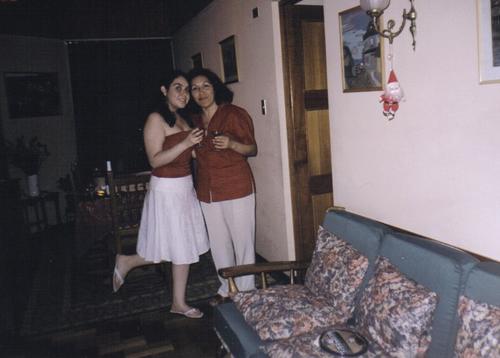 maoreyes's tweet photo. Esta es la última foto que nos sacamos con mi mamá 3 días antes de que su marido la matara. ¿Por qué la mató? porque ella lo dejó por intentar violarme varias veces. ¿Y que me dijeron muchos? qué la culpa era mía por decirle a mi mamá lo que pasaba #DiaNacionalContraelFemicidio https://t.co/bKHG4enFR1