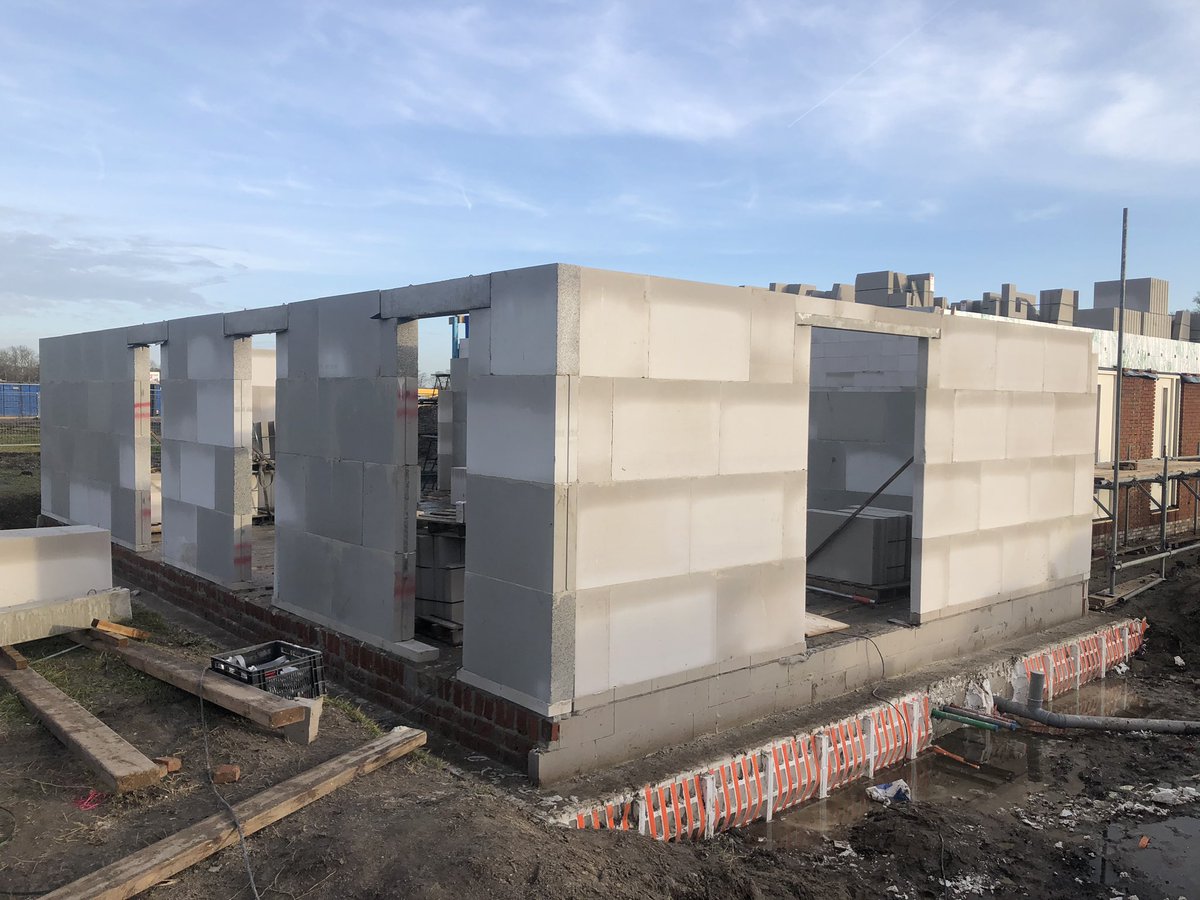 De bouw van de woningen en appartementen aan de Oranjehof vordert gestaag. Er zijn nog enkele appartementen beschikbaar. Interesse kom dan even langs of kijk op hlvastgoed.com/255/Urk-Pieter…