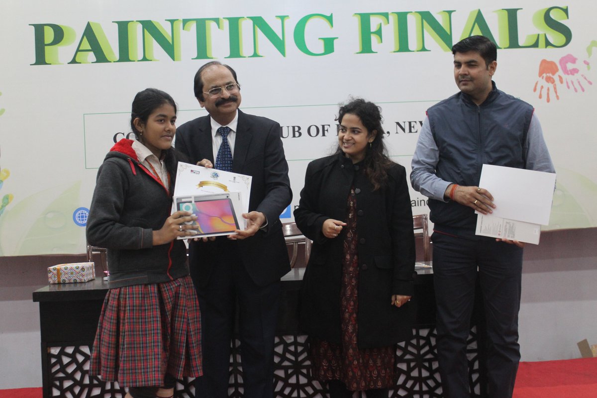 pcraindia's tweet photo. Prize distribution ceremony to the top 100 students (junior category) by Shri RK Ahuja, ED (Designate), PCRA and other Directors at the Saksham National Painting Finals 2019.
#ConserveFuture #PCRA #MainHoonSaksham #ThursdayThoughts @ccoi_1947 @dpradhanbjp @RKAhuja11 @PetroleumMin https://t.co/cwqNegt3ju
