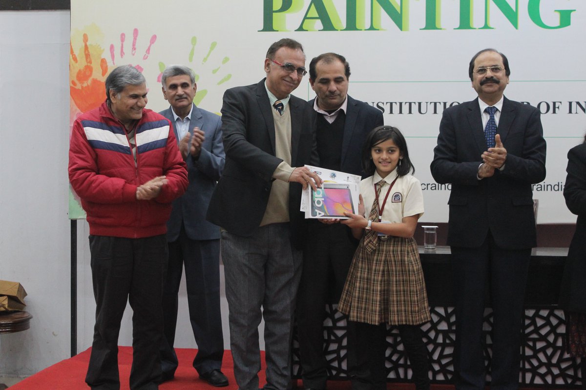 pcraindia's tweet photo. Prize distribution ceremony to the top 100 students (junior category) by Shri RK Ahuja, ED (Designate), PCRA and other Directors at the Saksham National Painting Finals 2019.
#ConserveFuture #PCRA #MainHoonSaksham #ThursdayThoughts @ccoi_1947 @dpradhanbjp @RKAhuja11 @PetroleumMin https://t.co/cwqNegt3ju