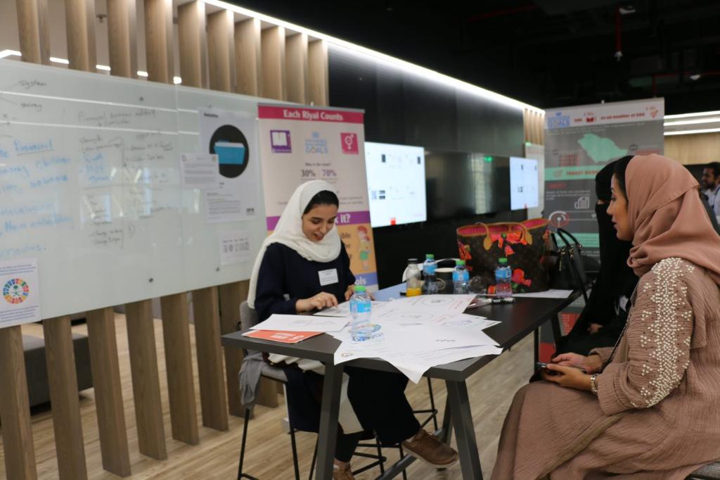 DeloitteKSA's tweet photo. نبارك لفريق (نشرة المنزل) على فوزهم كأفضل مشروع في التوعية المالية الرقمية. المشروع يهدف لتثقيف وتمكين النساء في السعودية من خلال بث نشرات صوتية تتناول مواضيع مختلفة متعلقة بالثقافة المالية https://t.co/hK5vmerErr