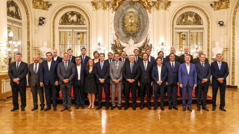 daniel_druiz's tweet photo. Solidario yo ? Si, siempre ! Y ellos ? Definitivamente no ! En la centro izquierda, en la centro derecha o donde quieras, el sacrificio por los demás fue siempre del Soberano, los únicos Honorables. Les presento la foto del tarifazo 2019
@FERREIRANESTOR @hm_hugomoreno @jcdonsanto https://t.co/ayM0OXjlqK