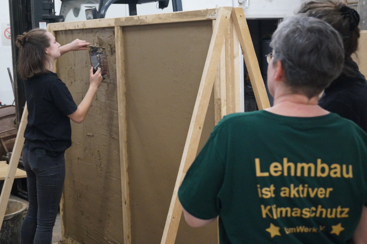 BurchertMichael's tweet photo. Zimmerer neulich:

"Die Strohbaupraxis war richtig gut. Aber da muss noch ein Haken sein, das kann nicht so einfach sein."

Kostenfreier Kurs: 11-12.02. gefördert für Bau &amp; Planung

https://t.co/cW1ieW4Ztq
#Lehm #Innendämmung #Strohbau #Vorfertigung #Hanfkalk #Stampflehm #Ziel13 https://t.co/aM5kVjuaza