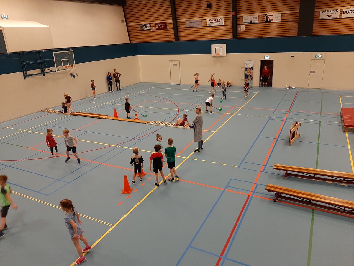 11 december vond alweer de derde sport- en spelinstuif plaats. Dit keer was er hockey, voetbal en een free run baan onder leiding van een Free run trainer. 
Met wederom 45 kinderen was het weer een groot succes en ging iedereen met zweet op het voorhoofd de deur uit! 👍