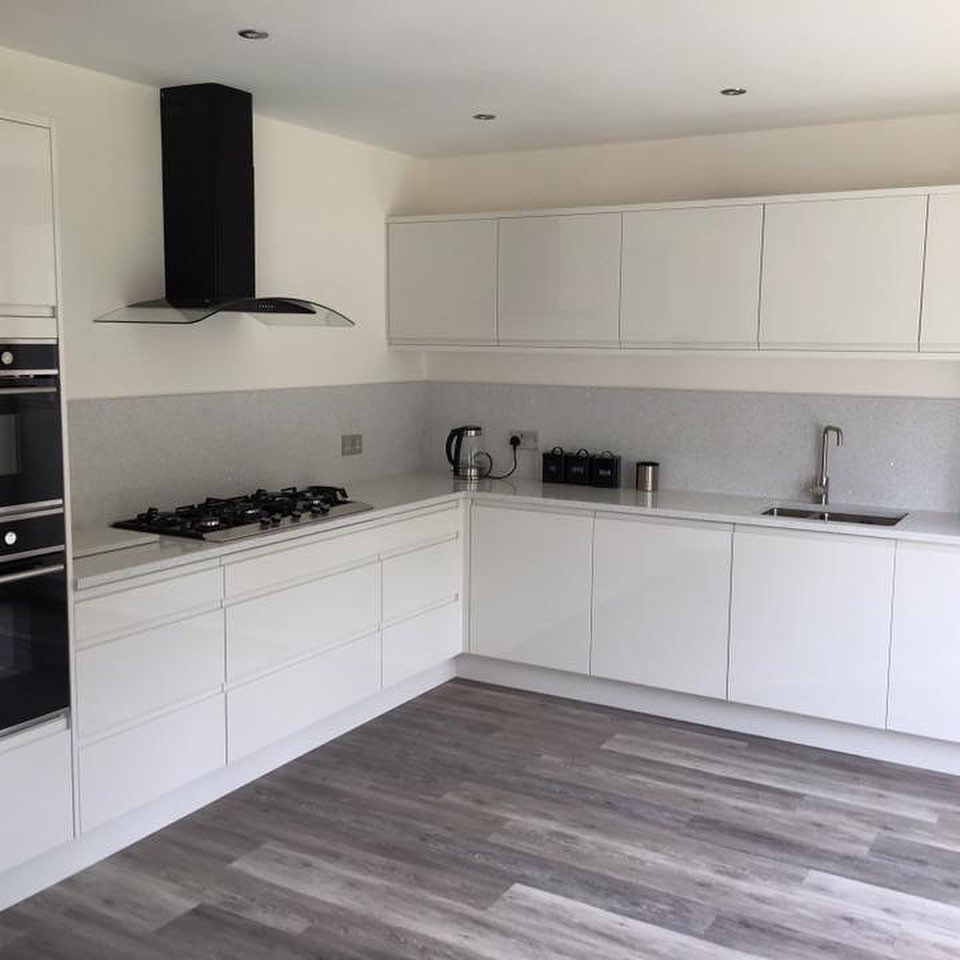 CJStonemasonry's tweet photo. #ThursdayThoughts Keep it Simple!
This is a great example of a simple but effective kitchen, with handleless doors and Silestone Stellar Blanco quartz worktops.
https://t.co/sDQFR05pdf
#kitchendesign #quartzworktops #simplekitchendesign https://t.co/02JwnhcRIO
