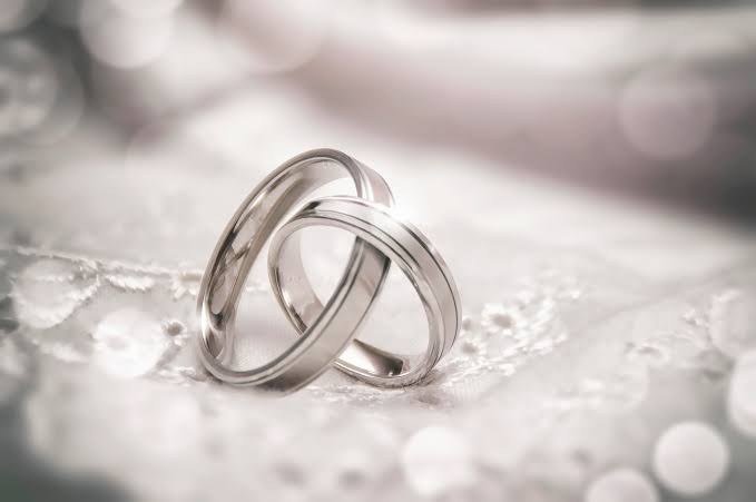 DONGENG SEBELUM TIDUR

"Marriage Story"

Sering kita denger omongan orang yg bilang,

"Ayo nikah. Keburu gak laku loh"
"Mosok mau jd perawan tua?"
"Yg penting nikah dulu. Lainnya belakangan.."

Seolah pernikahan itu garis akhir yg harus dituju. Padahal itu semua hanya permulaan.