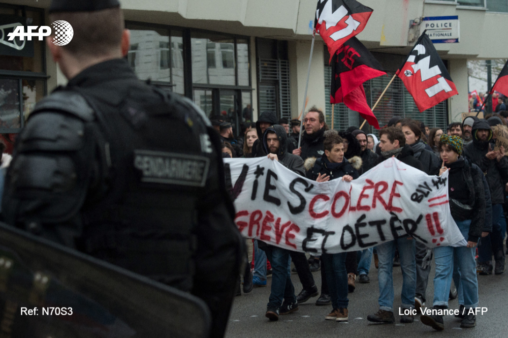 AFPespanol's tweet photo. 🇫🇷 La movilización contra la reforma de las pensiones en Francia entra en su tercera semana y las negociaciones entre el gobierno y los sindicatos parecen estar estancadas, lejos todavía de la perspectiva de una "tregua" por Navidad #AFP https://t.co/QkeF8dto8u ✍@Malena_Bucheli https://t.co/2tPIIHIKEA