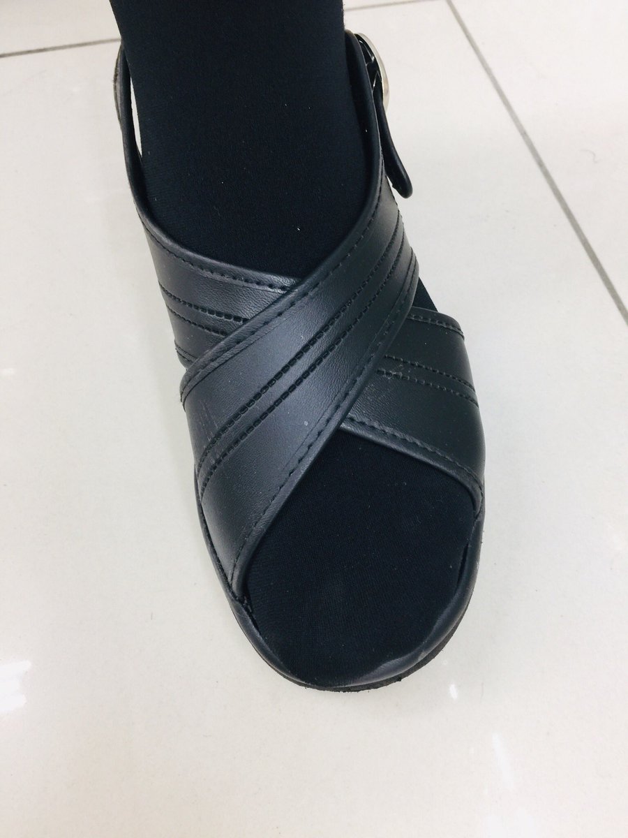嫁の足晒し 今日の嫁は黒タイツでした ところが 寒いからタイツの中にハイソックスを履くという暴挙に出たのです そのせいで 膝から下はパンパンです これでは足のラインが崩れて欲情できません 嫁の足晒し 今日の嫁は黒タイツでした ところが 寒いからタイツの中にハイソックスを履くという暴挙に出たのです そのせいで 膝から下はパンパンです これでは足のラインが崩れて欲情できません