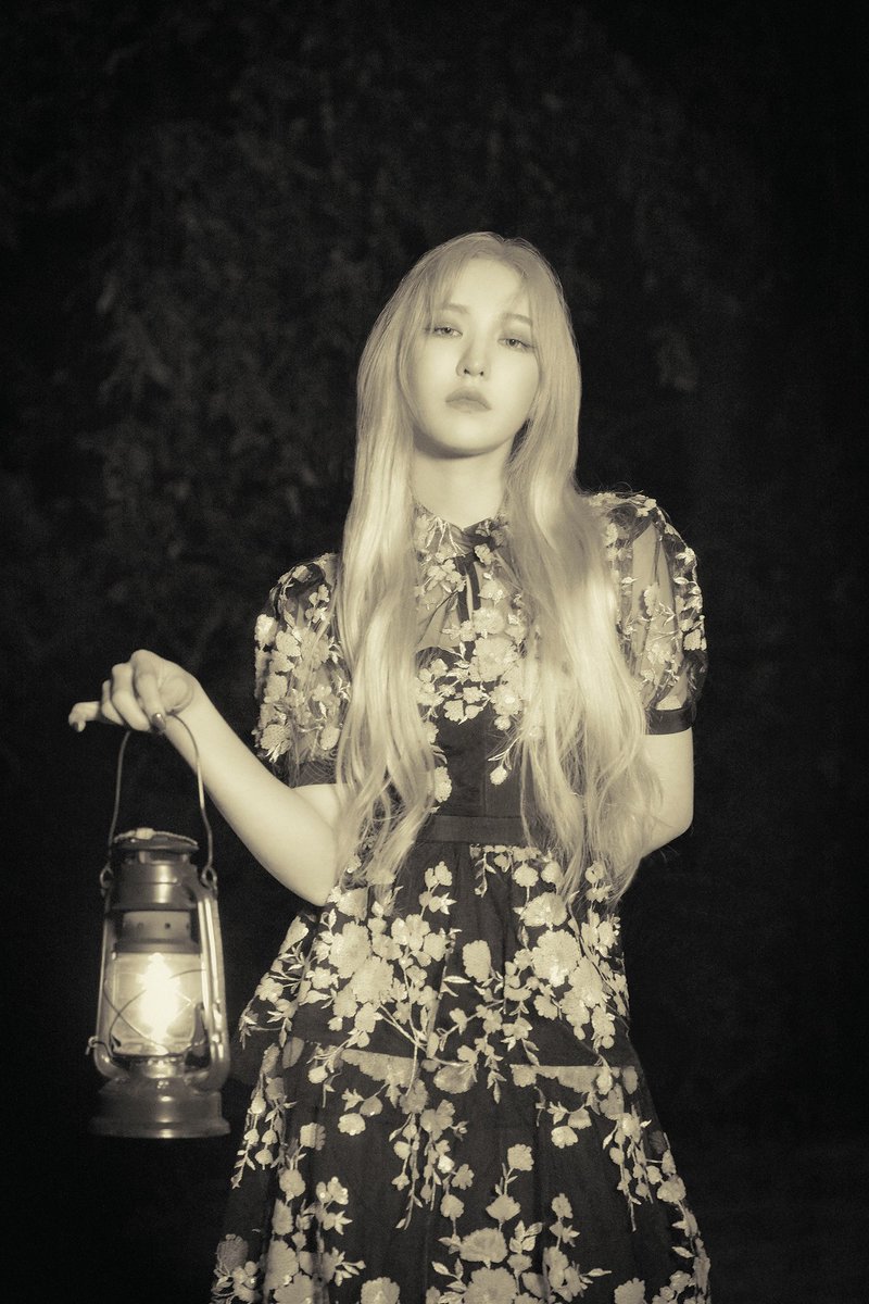 79. Little thing she knows, Irene is already wary of her. And that is why this happened in Wendy's teaser photos for Psycho. Holding a lamp means she is alive, having warmth is a characteristic of being alive. But the color is not that bright because...