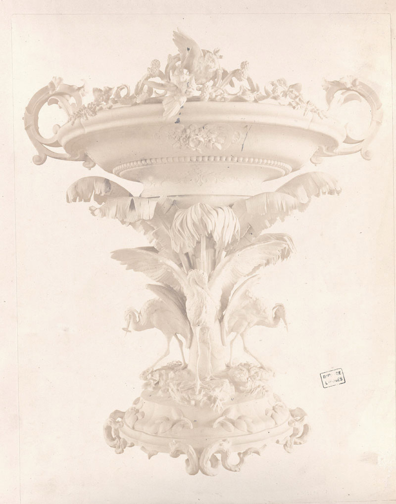 Biblim's tweet photo. Catalogue de #porcelaine de la manufacture Pouyat  présente à ttes les Expositions Universelles, cet album est issu d'1 d'elles. On y voit le fabuleux centre de table dit "aux échassiers"que vous pouvez retrouver en vrai au musée Dubouché ! #Limoges https://t.co/dHpM8pYHZS https://t.co/e8049cfFac