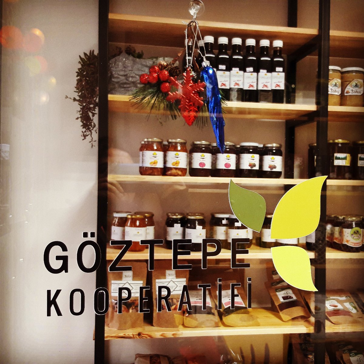 GoztepeKoop's tweet image. Açılışa az kaldı, bizde ise tatlı bir yorgunluk var 😉 Tüm dostları pazar günü saat 14.00 de açılış etkinliğimize bekliyoruz 💜💛💚
#göztepekoop #koopdükkan #yerdenizkoop #dayanışma #kooperatifçilik #doğalgıda #ekolojikgıda #yaşamıbirlikteörgütlüyoruz