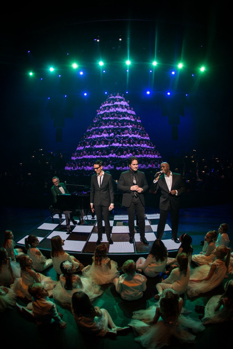 terrelledwards_'s tweet photo. It's here 🎄🎄🎄

Starting today until Dec. 22 - join us for one of my favourite Edmonton holiday traditions - the 50th and final Singing Christmas Tree. 

#yegsingtree #yegchristmas #changinglives #rockaroundthetree #terrelledwardsmusic #yegfamily https://t.co/8gFguIcbHT