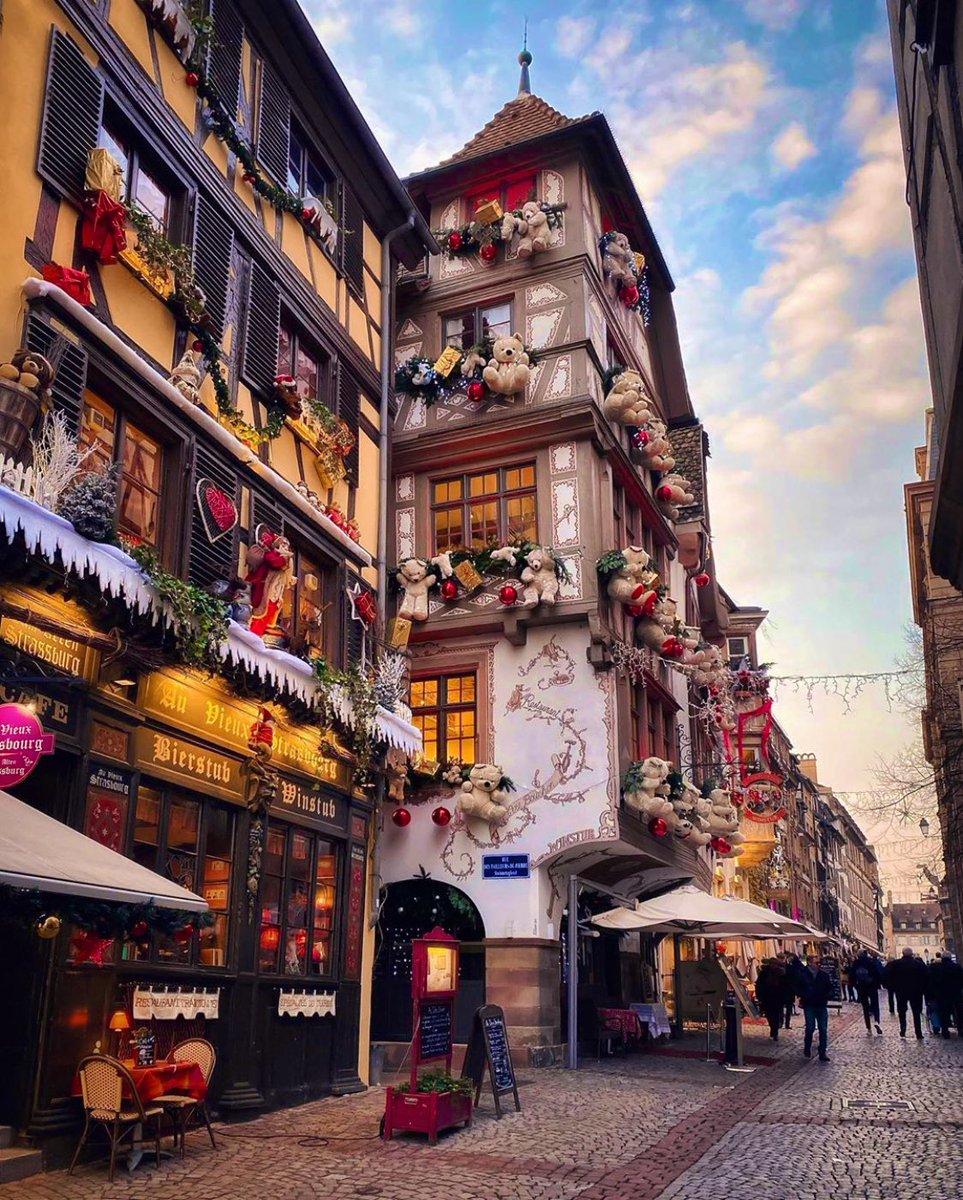 TravellerThing's tweet photo. Christmas in France is always a good idea 🎅🏻🎄✨ https://t.co/X1fKFYAqPQ