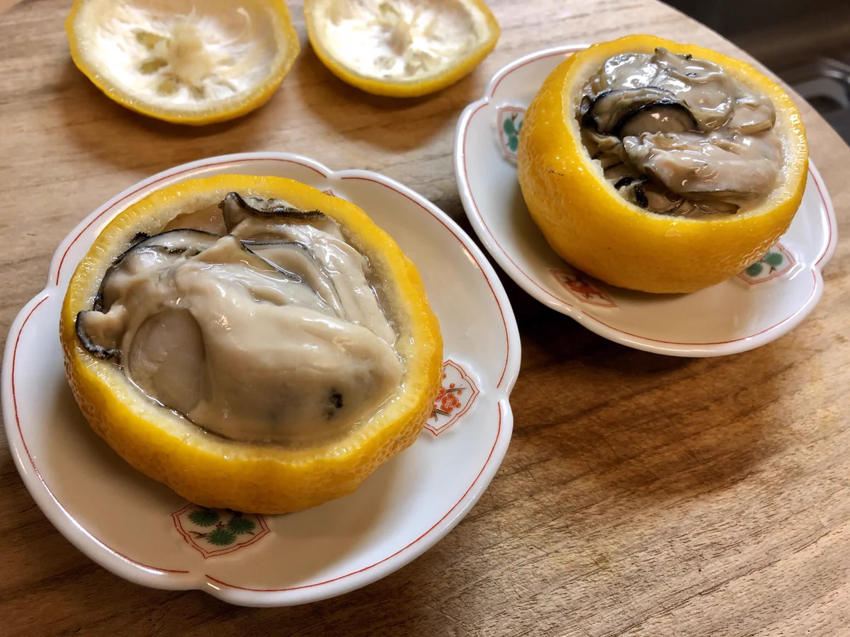 酒飲みしか考えないメニュー！？柚子の器で牡蠣を蒸す！！