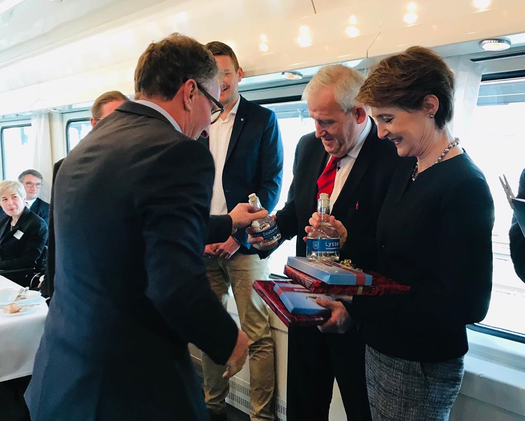 Heute Nachmittag machte die Bundespräsidentin Simonetta Sommaruga &amp; der Ständeratspräsident Hans Stöckli einen Halt in Lyss 🚋. Der Gemeindepräsident überreichte ihnen das streng geheime "Lysser Zouberwasser"✨. Ein grosses Dankeschön an die Delegation der Musikgesellschaft Lyss.