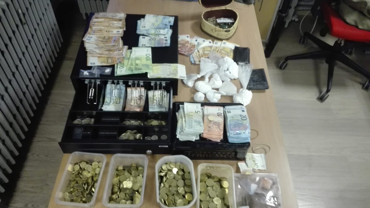 politiezoneMIRA's tweet photo. 350 gram cocaïne en een belangrijke som geld aangetroffen bij verschillende huiszoekingen in #Tiegem, #Waregem en #Kortrijk. Vier arrestaties, drie personen voorgeleid bij de onderzoeksrechter. Samenwerking MIRA, @pzvlas en FEDERALE politie. https://t.co/ZjdXzatiX5