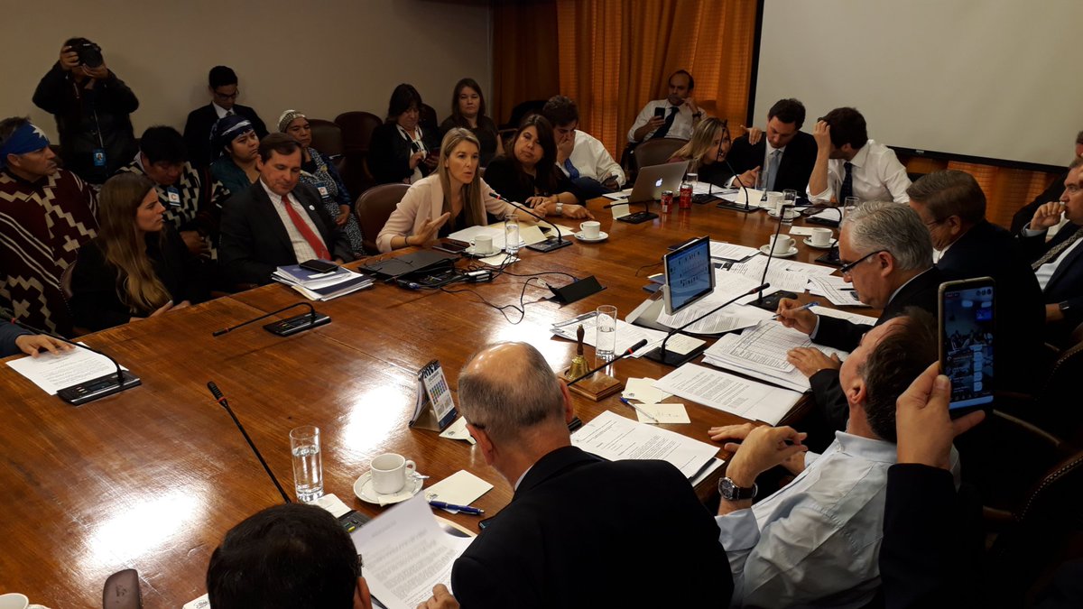 MillaburAdolfo's tweet photo. [AHORA] Presenciando, junto a líderes de AMCAM, votación de la moción presentada por bancada RN, que busca incorporar escaños de los pueblos originarios en la futura Constituyente, en la Comisión de Constitución de la Cámara, con el fin de ser votada esta tarde, en la Sala. https://t.co/86fRXHJDOH