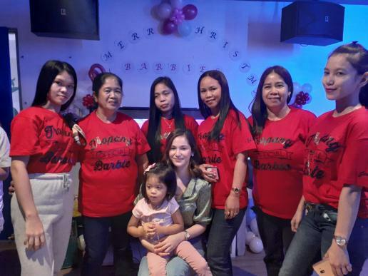 Kaycee48987697's tweet photo. lovely ladies with our manika at Christmas party ❤ @barbieeimperial https://t.co/iUCbhmQHNw