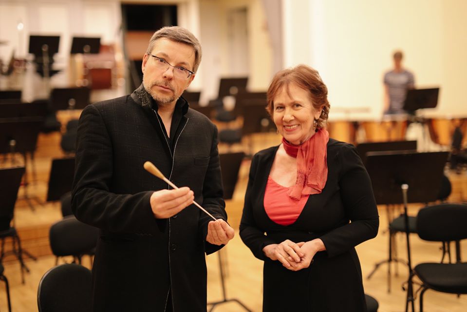 Receiving a very symbolic present, a baton made by Peeter Lilje, the beloved chief conductor of the Estonian National Symphony Orchestra between 1980-1990 who worked with the orchestra for over 18 years and gave more than 400 concerts with ENSO.