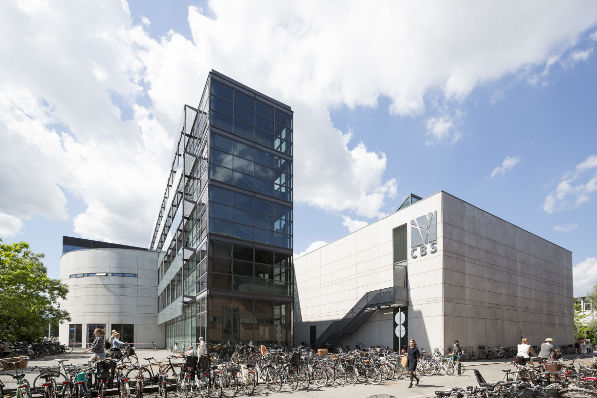 djoefbladet's tweet photo. Da CBS for nylig bortviste en stor gruppe studerende, ville universitetet ikke fortælle konkret, hvad der var sket. Vi kan nu fortælle, at 10 af bortvisningerne skyldes en ølstafet på en hyttetur. Og vi har talt med en af de bortviste. https://t.co/KEzy3CuGo8 #dkuni https://t.co/BIqibiXhaZ