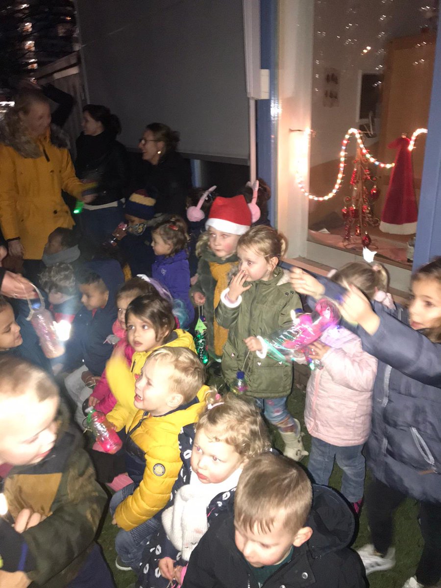 Daar stonden ze. Het kerstkoor van de HEDO. Wat hebben de peuters mooi gezongen! De ouders hebben genoten!