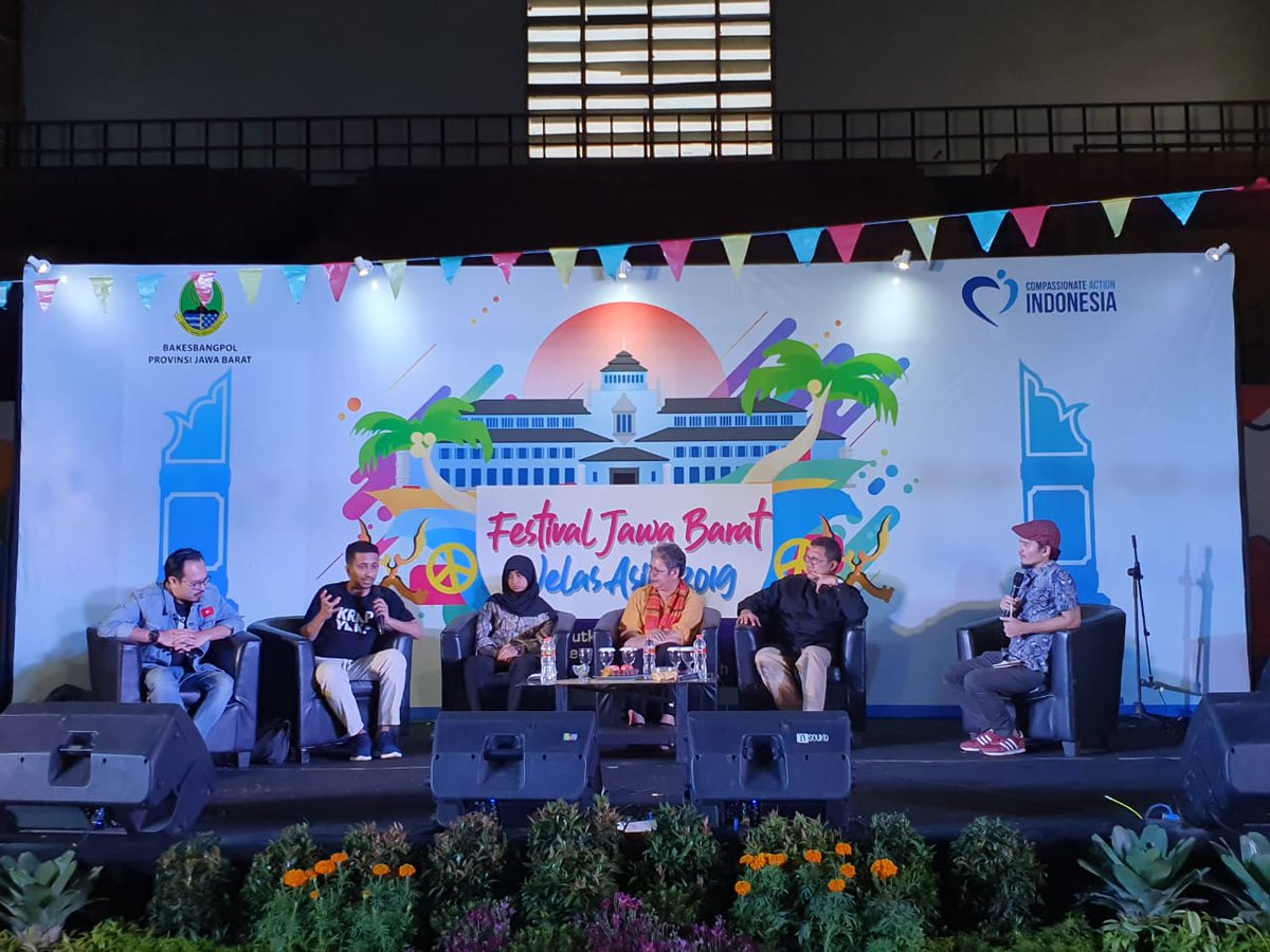 CsaveIdn's tweet photo. Saat ini, sedang berlangsung #FestivalWelasAsih di GOR Saparua Bandung, dengan tema "Peran Keluarga, Budaya, dan Media Sosial dalam Merawat Toleransi di Jawa Barat". https://t.co/eN07UudOPk