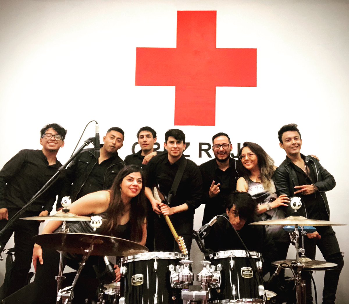 rumbapop's tweet photo. 🎉Gracias familia #CruzRoja Por permitirnos consentirlos un año más rumbeando al máximo!! Deseamos un feliz y bendecido 2020 para todos ustedes, gracias por su hermosa labor ❤️🚑🎊🎉🎁
#SomosRumbaPop #LiveMusic #PerformanceShow #GozaMiRumba #Artistas #SingersLife #RumbaStyle 🥳 https://t.co/kHy5CyaMl1
