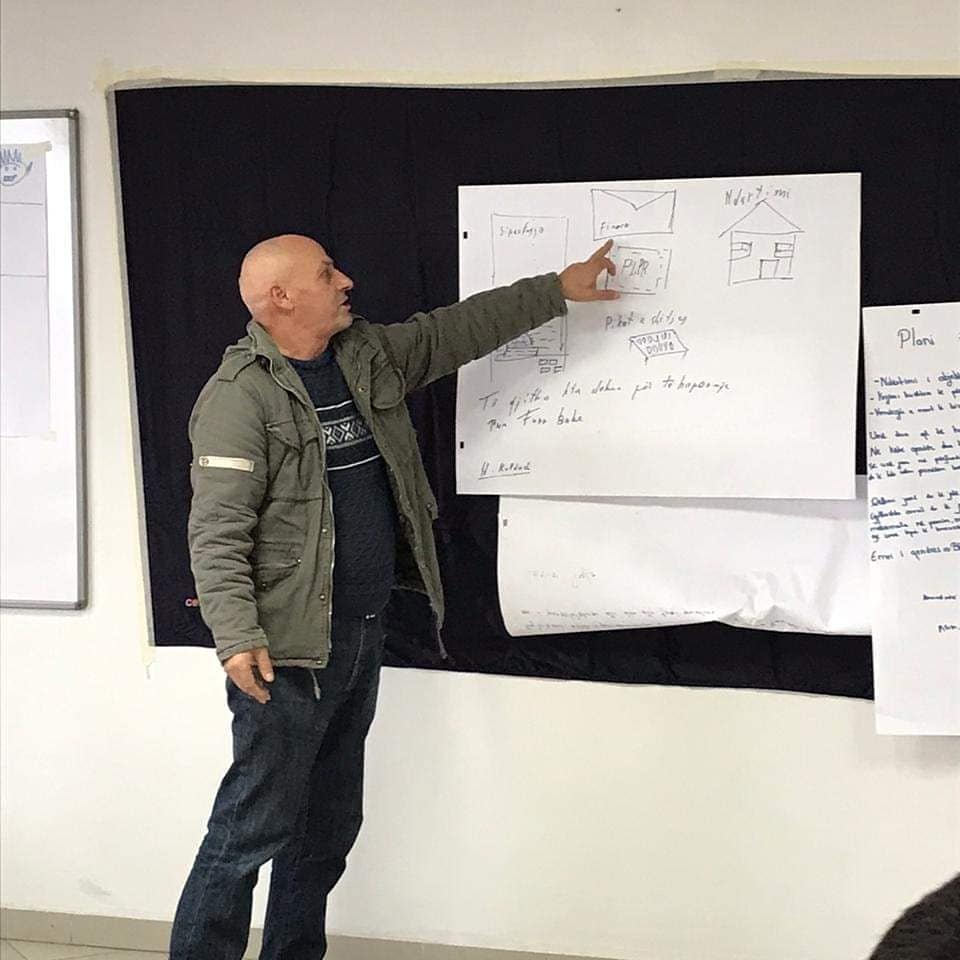 WVAlbania's tweet photo. 20 të rikthyer nga emigracioni, pjesë e projektit RE-IN-VEST në Kamëz po trajnohen sipas metodologjisë CEFE se si të zhvillojnë idetë e tyre të biznes.
DIMAK Albania
#REINVESTproject #socialinclusion #socialprotection #economicempowerment #youthempowerment #buildfutureinthehome https://t.co/5UrSWayFfV