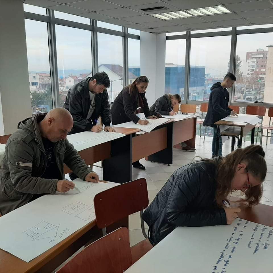 WVAlbania's tweet photo. 20 të rikthyer nga emigracioni, pjesë e projektit RE-IN-VEST në Kamëz po trajnohen sipas metodologjisë CEFE se si të zhvillojnë idetë e tyre të biznes.
DIMAK Albania
#REINVESTproject #socialinclusion #socialprotection #economicempowerment #youthempowerment #buildfutureinthehome https://t.co/5UrSWayFfV