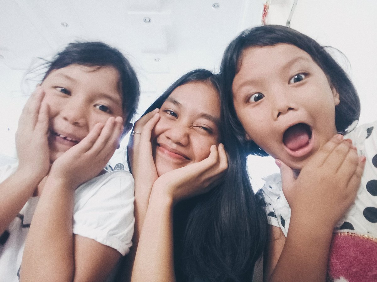 Yueee99's tweet photo. Adek nya imut ya, jadi pen cubit kakak nya :v

#KamuApaKabar #Viral https://t.co/nEOVaUWB5S
