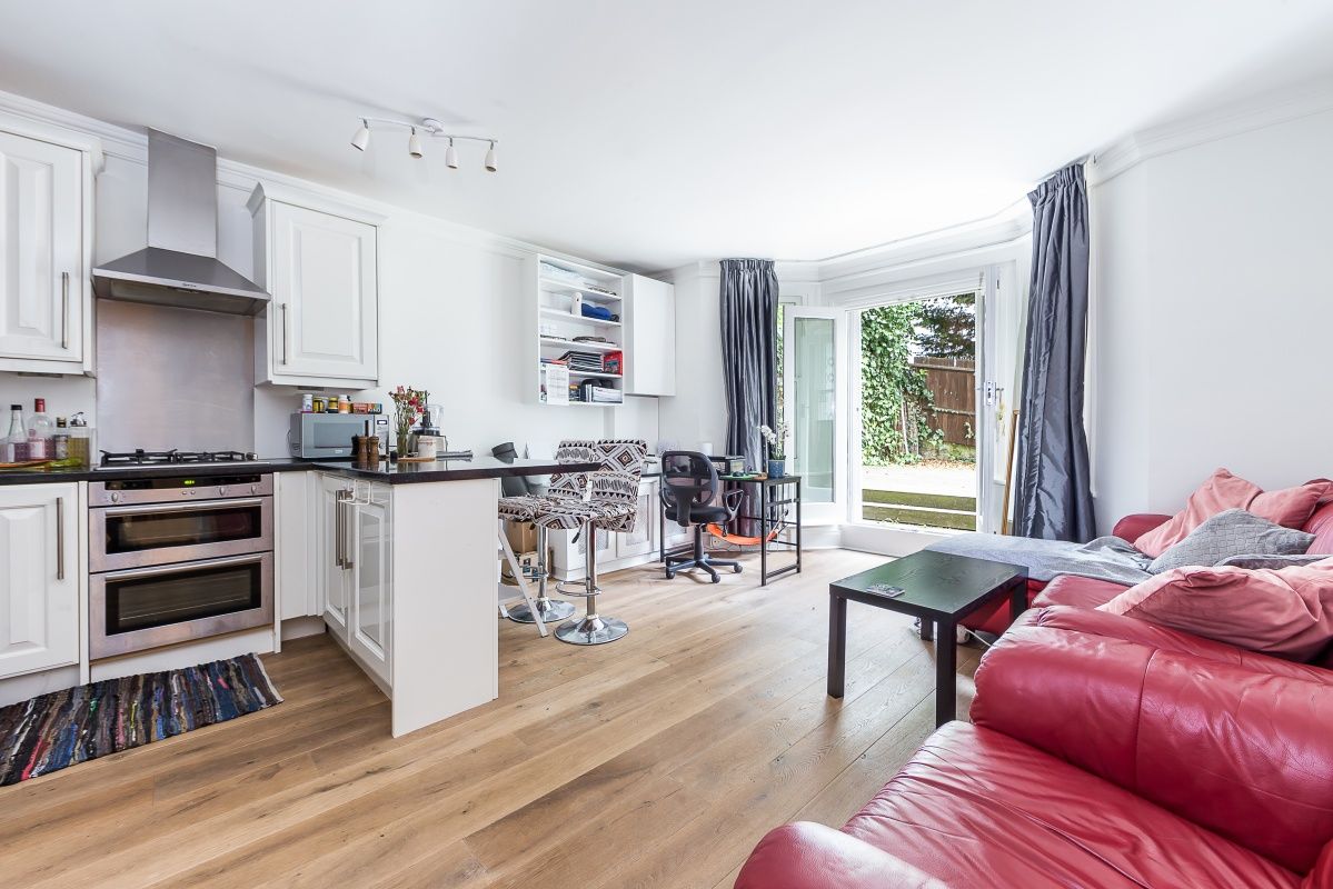 Perfect for a first-time buyer - a one-bedroom apartment on Sinclair Gardens, with a spacious garden. #ForSale #ThursdayThoughts 
#W14 buff.ly/31V7o59