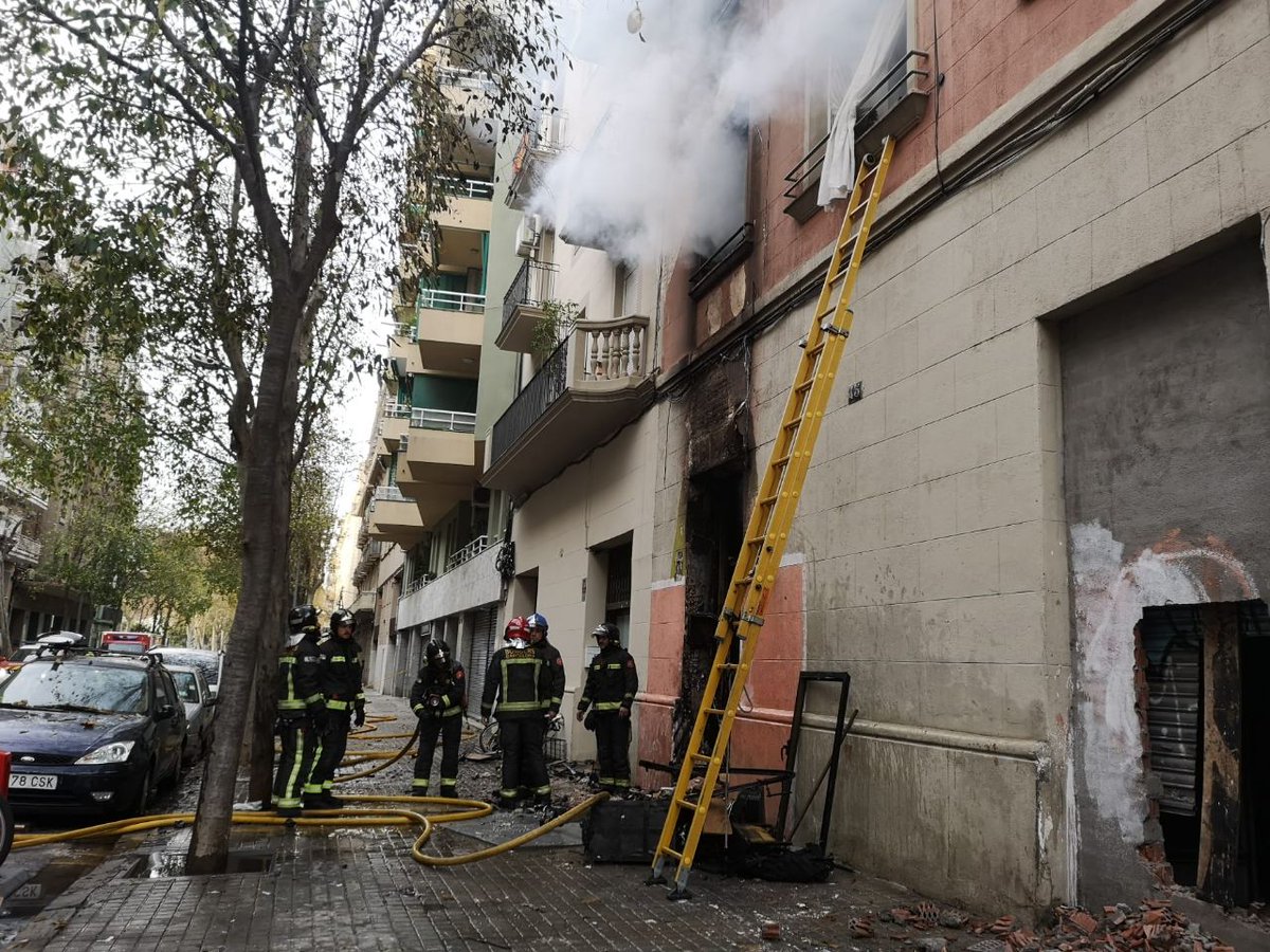 BCN_Bombers's tweet photo. 🔴 ACTUALITZACIÓ

🚒 Extingit l'incendi del carrer dels Enamorats, 45 que s'ha originat a un local de la planta baixa de l'edifici.

🚑26 persones ateses per el @semgencat i 14 traslladades a centres hospitalaris.
#BombersBCN https://t.co/HP5n3AT55m
