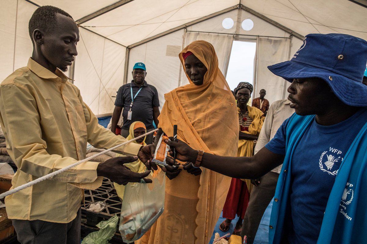 WFP_es's tweet photo. 📢Después de una década sin poder acceder a la zona, @WFPChief visitó #Yabus #SudánDelSur y fue testigo de la primera distribución de alimentos desde el comienzo del conflicto.
La entrega proporcionó alimentos a casi 10.000 personas en la región. https://t.co/zrIvORDcCF