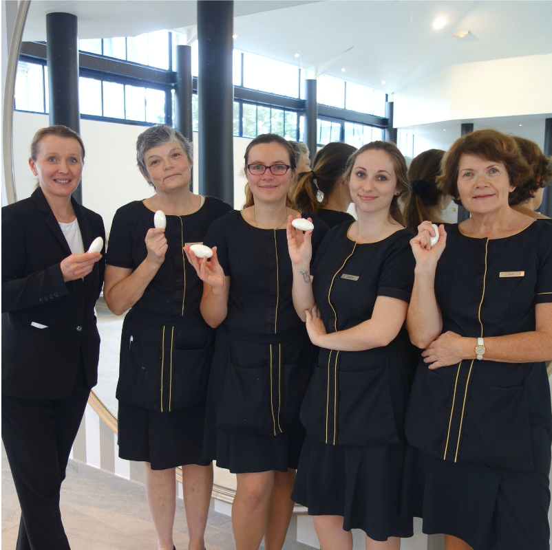 Unisoapfrance's tweet photo. Tous les hôtels français du groupe Barrière sont désormais nos partenaires ! Merci aux femmes de chambre du Grand Hôtel Dinard qui sont essentielles au monde de l’hôtellerie et à la démarche UNISOAP. Elles relèvent le défi de la perfection au quotidien.
#unisoap #recycler #savon https://t.co/7Ce7oMJaqw