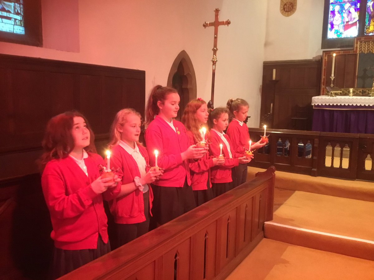 MrsSzyd's tweet photo. What a beautiful Christingle service this morning. It now feels like Christmas! Merry Christmas from Willow class 🎄🎅🏼💝🎁 https://t.co/tAIRDhZ7uG